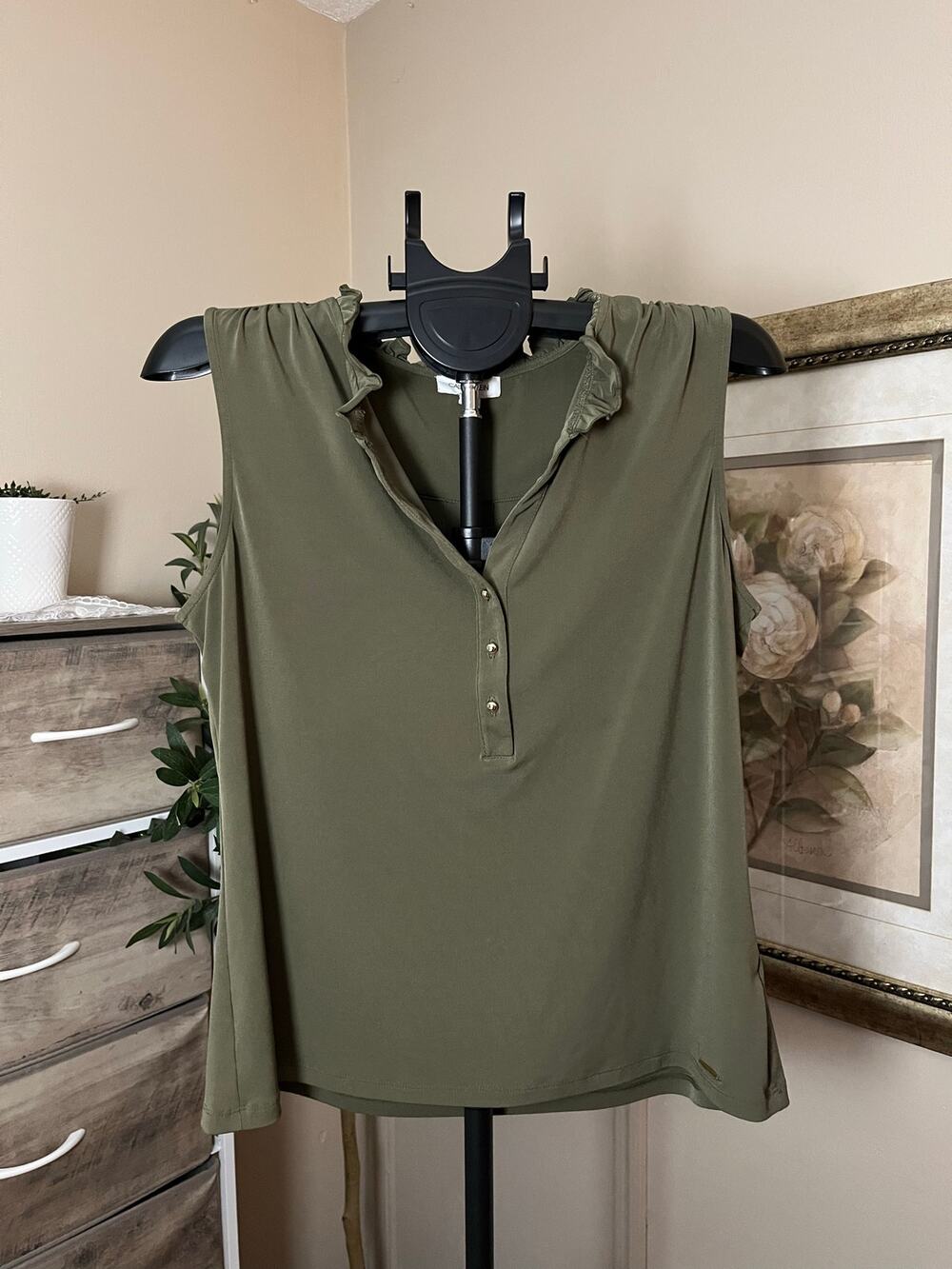 Calvin Klein Womens Large Olive Green Sleeveless Ruffle Neck Blouse Gold Button